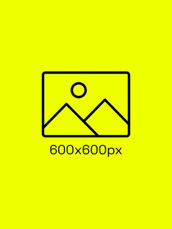 Eine hÃ¶lzerne Tasse mit dem Greenhouse Senden Logo steht auf einem Tisch im Coworkin Bereich; im Hintergrund arbeiten einige Personen an Schreibtischen.